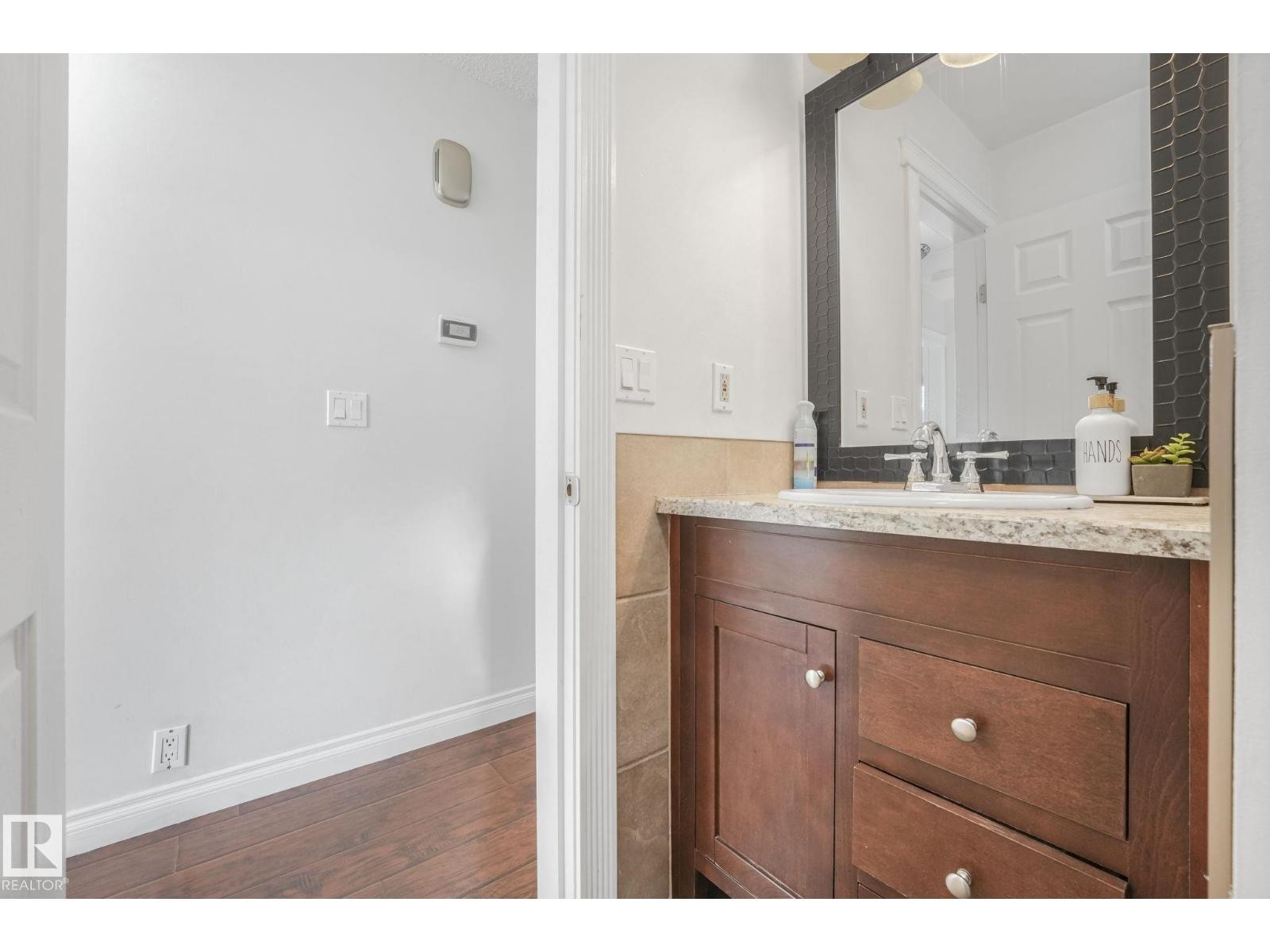 












14416 31 ST NW

,
Edmonton,




Alberta
T5Y1Y8

