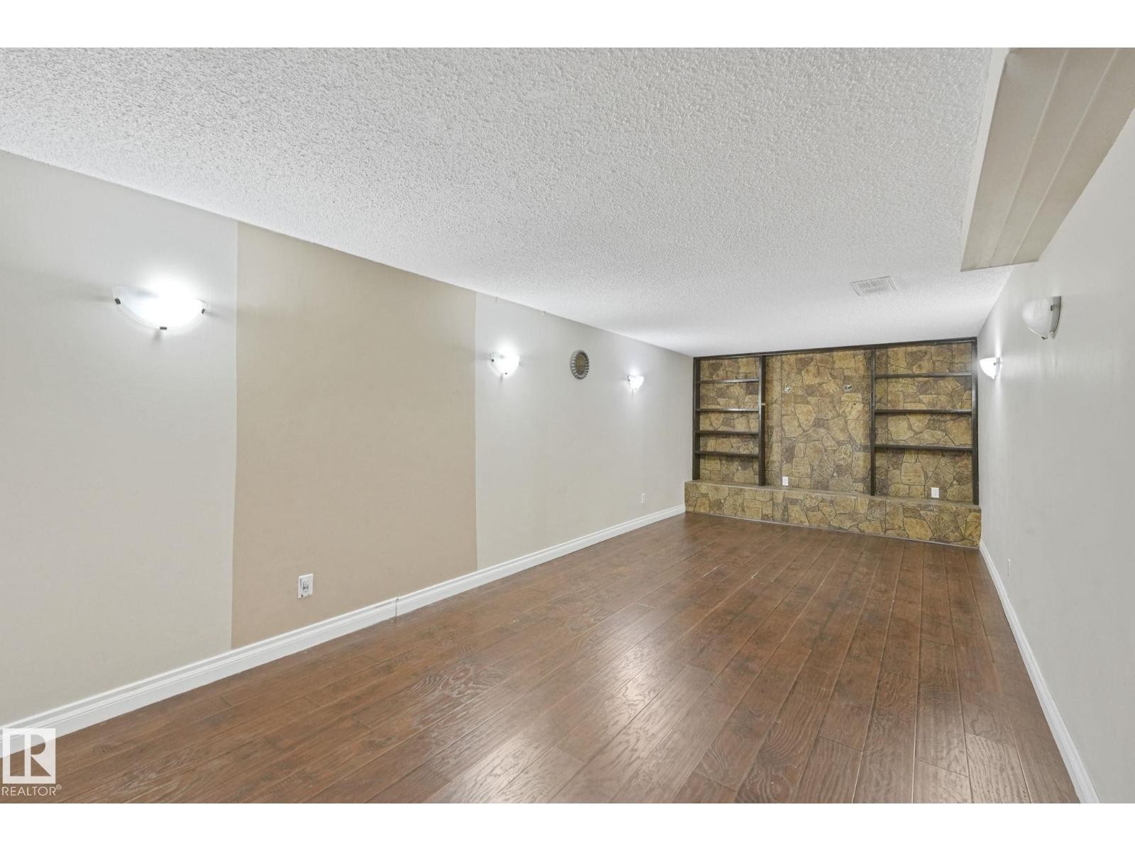 












14416 31 ST NW

,
Edmonton,




Alberta
T5Y1Y8

