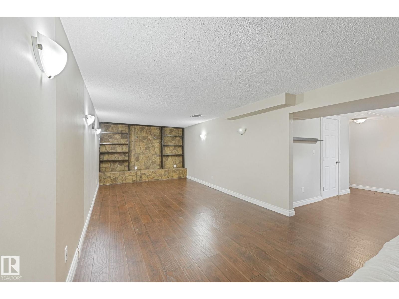 












14416 31 ST NW

,
Edmonton,




Alberta
T5Y1Y8

