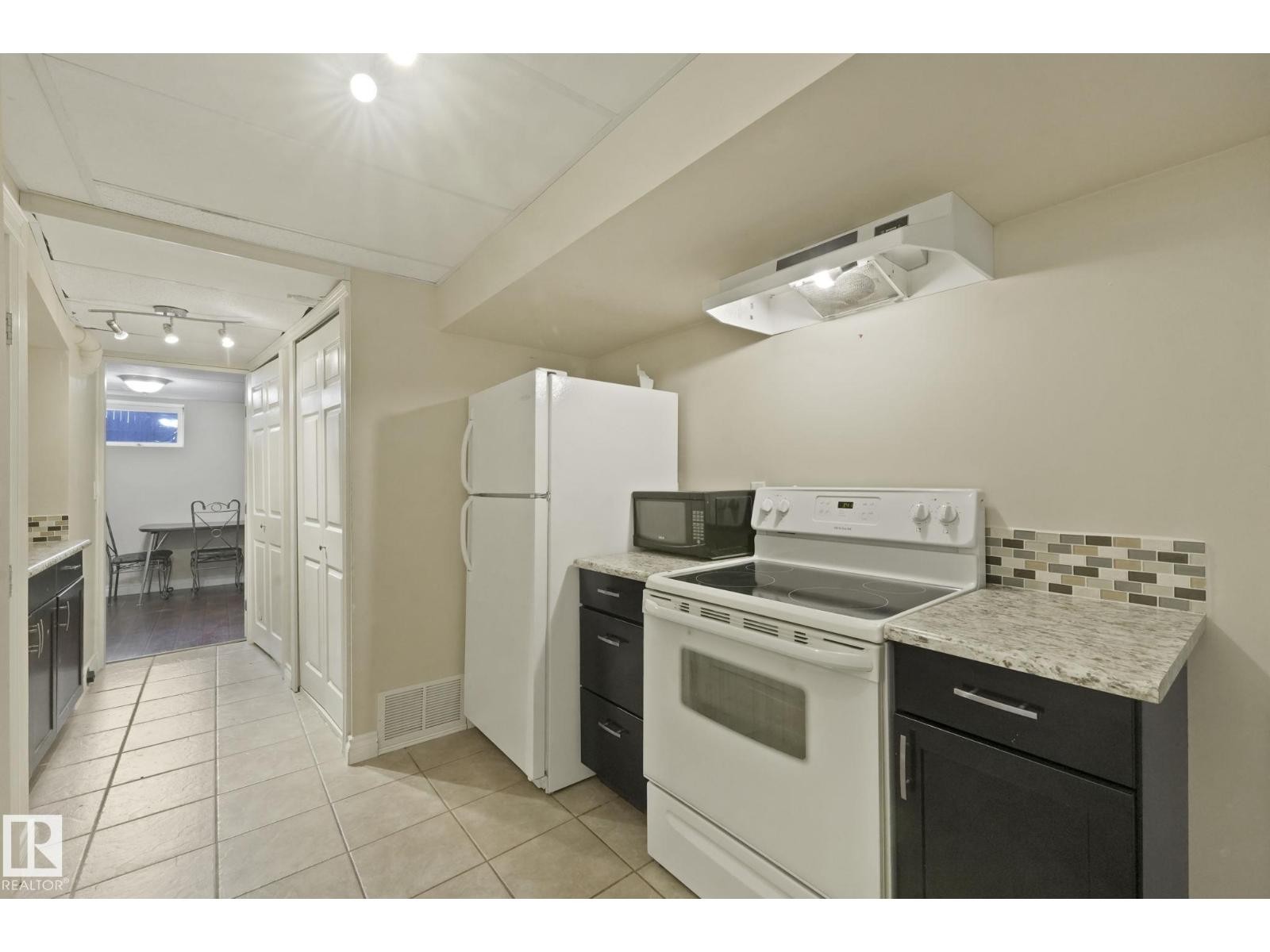 












14416 31 ST NW

,
Edmonton,




Alberta
T5Y1Y8

