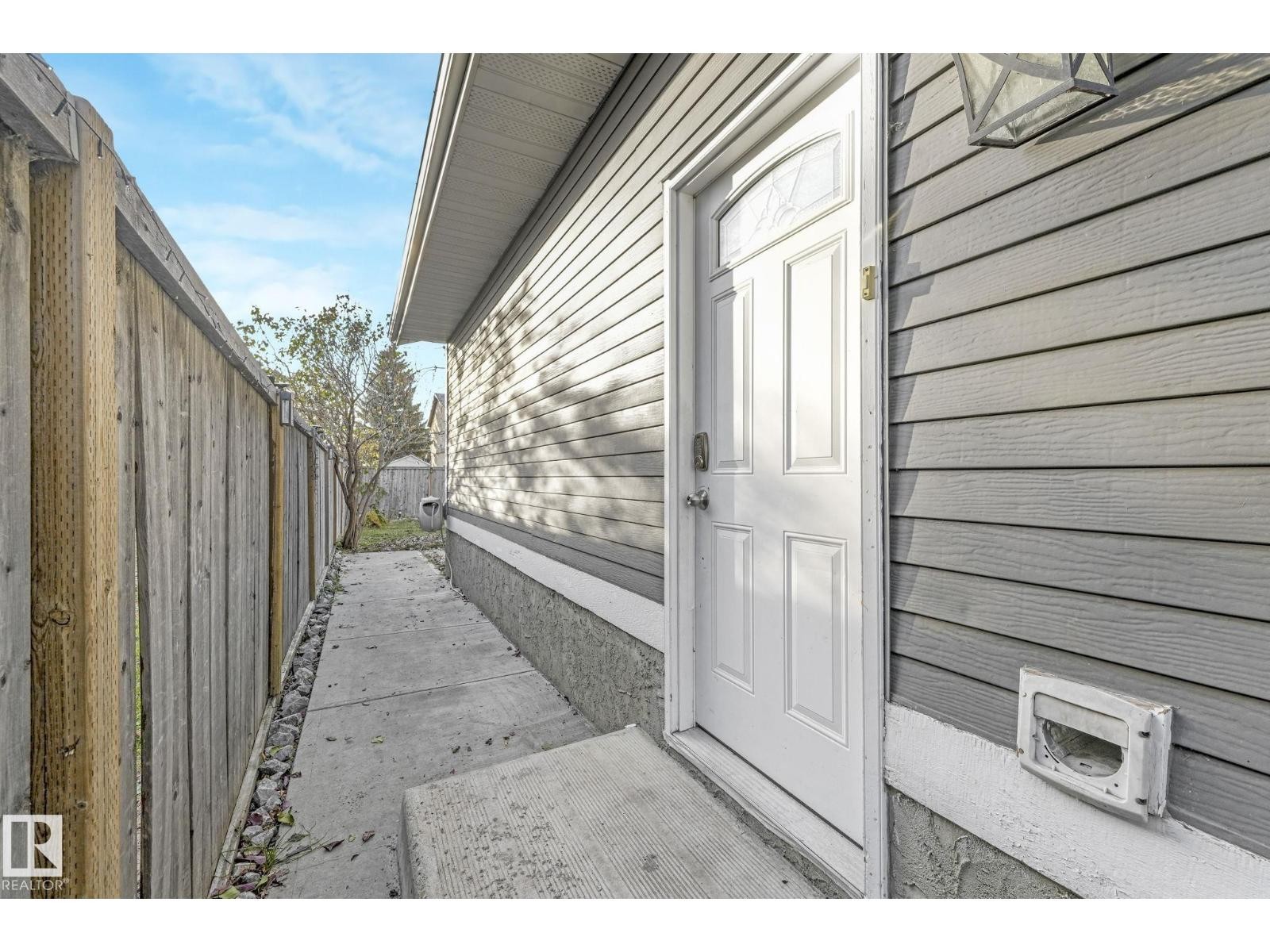 












14416 31 ST NW

,
Edmonton,




Alberta
T5Y1Y8

