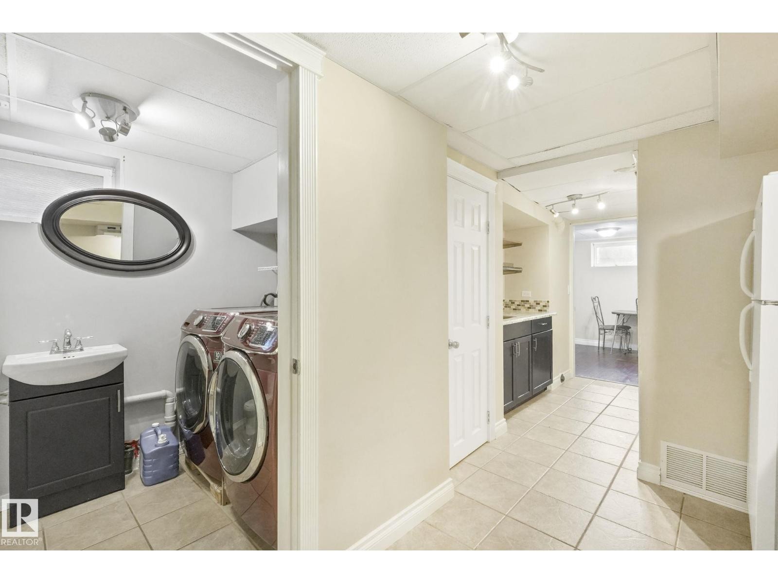 












14416 31 ST NW

,
Edmonton,




Alberta
T5Y1Y8

