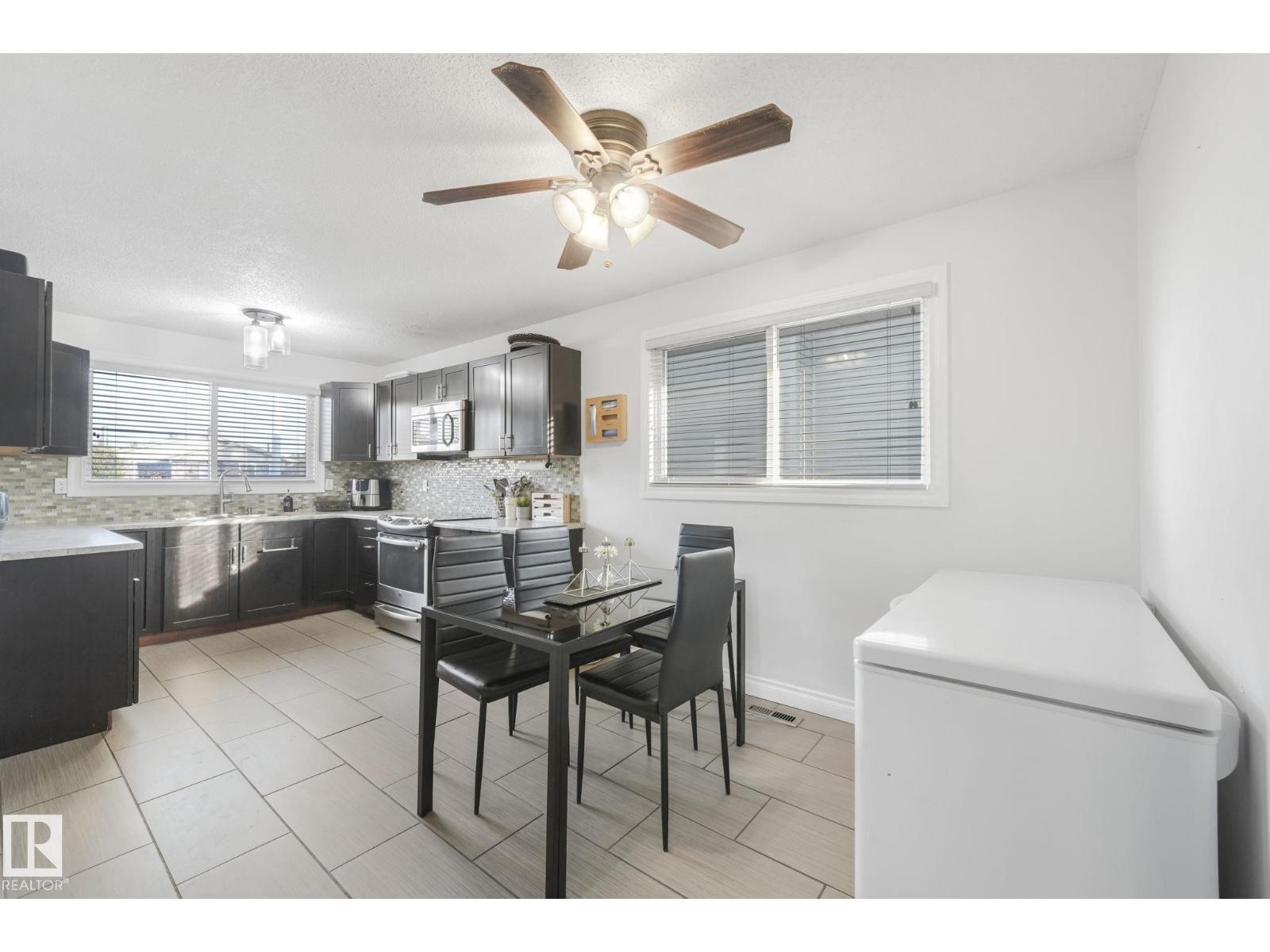 












14416 31 ST NW

,
Edmonton,




Alberta
T5Y1Y8

