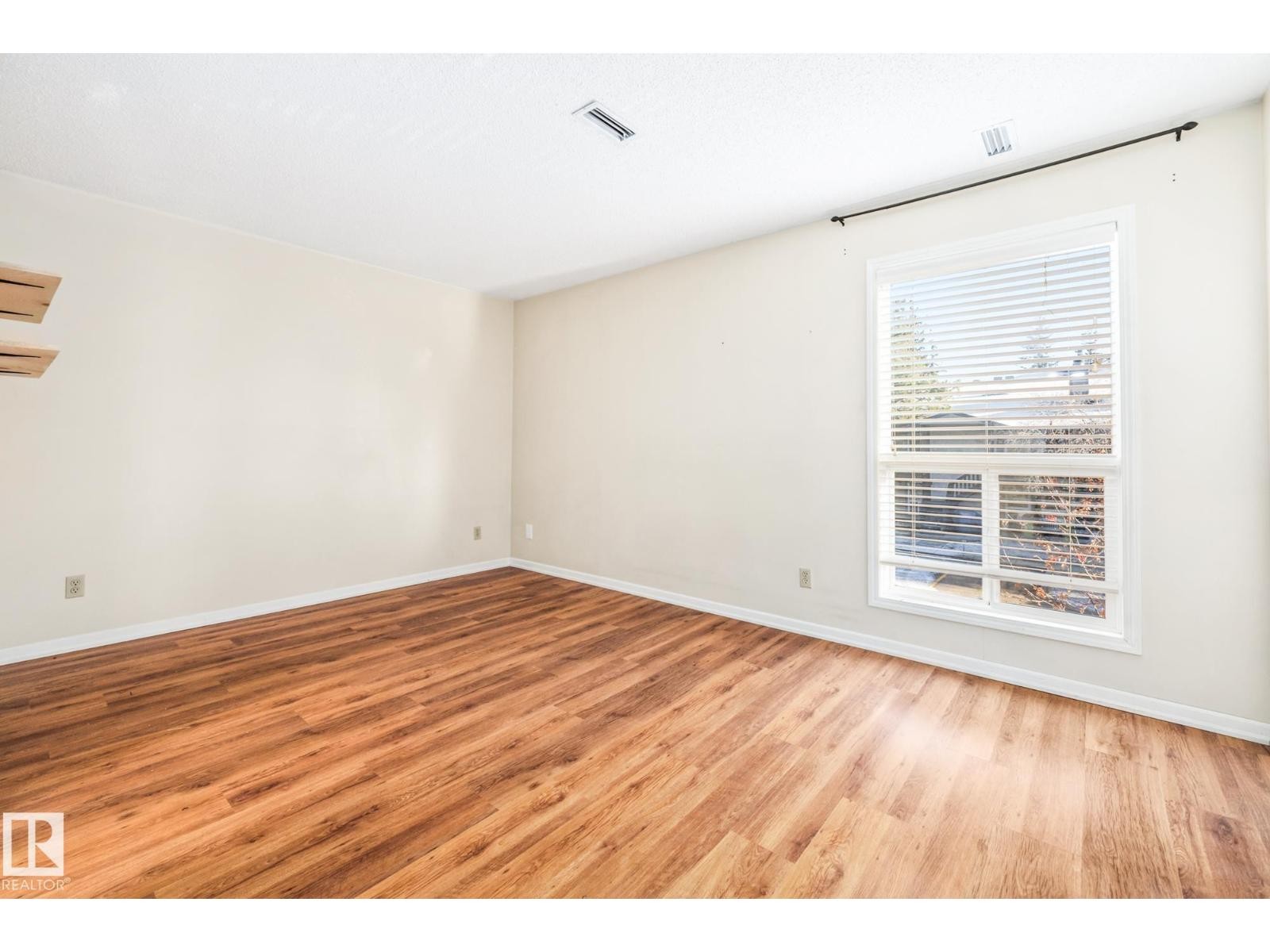 












#136 70 WOODLANDS RD

,
St. Albert,




Alberta
T8N5H4

