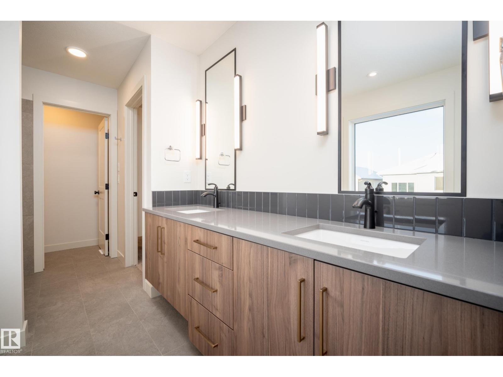 












10 PRESCOTT BV

,
Spruce Grove,




Alberta
T7X0R5

