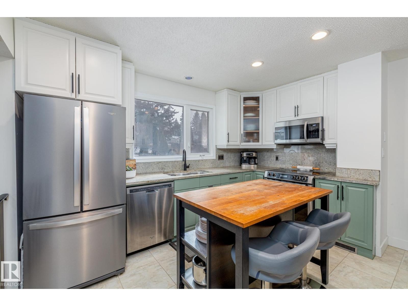 












25 BROADVIEW CR

,
St. Albert,




Alberta
T8N0B1

