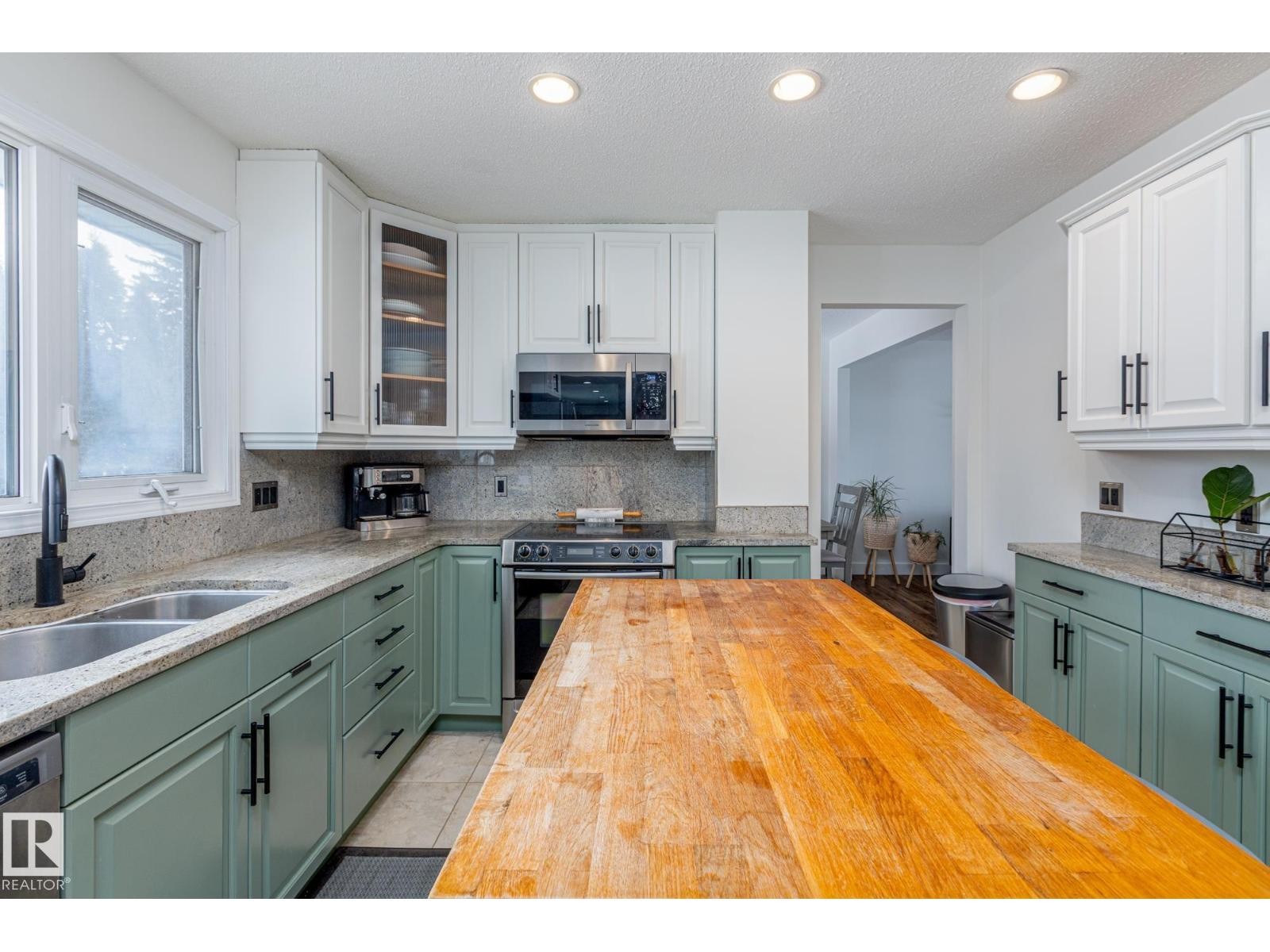 












25 BROADVIEW CR

,
St. Albert,




Alberta
T8N0B1

