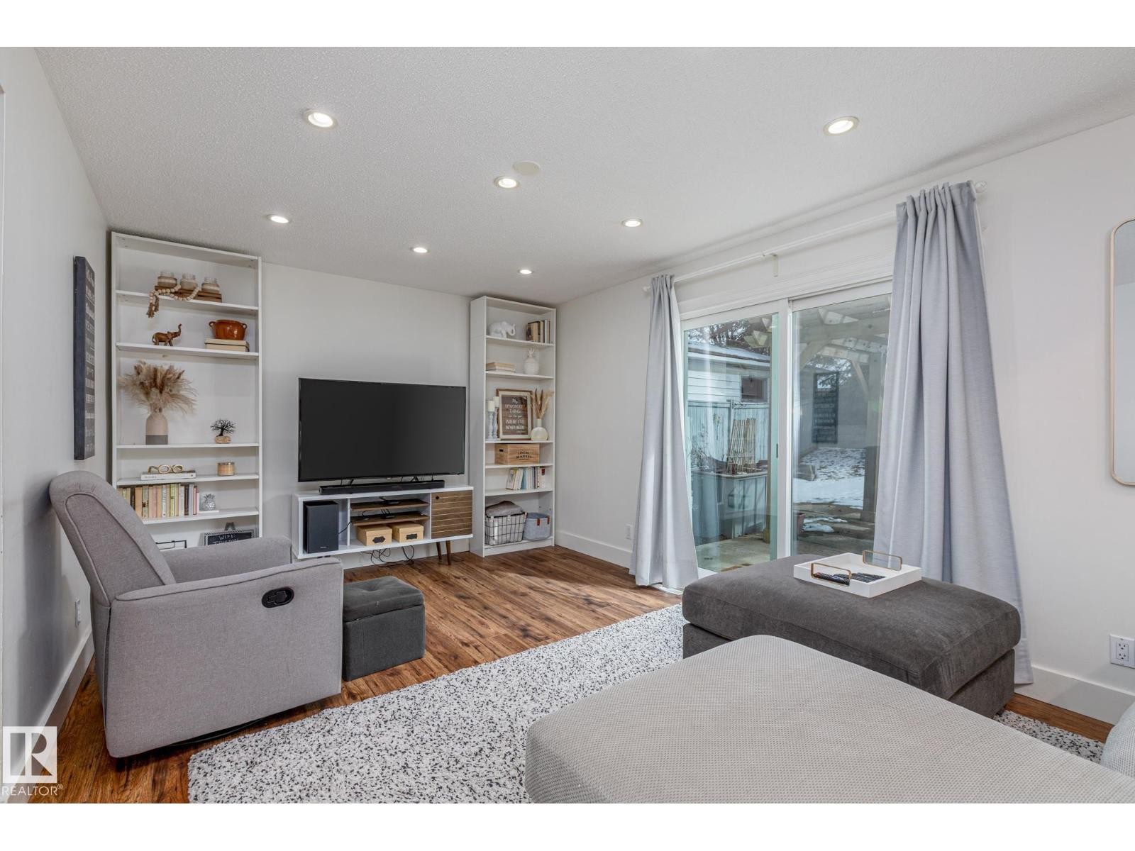 












25 BROADVIEW CR

,
St. Albert,




Alberta
T8N0B1

