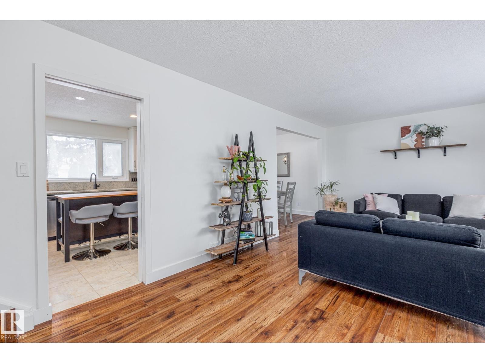 












25 BROADVIEW CR

,
St. Albert,




Alberta
T8N0B1

