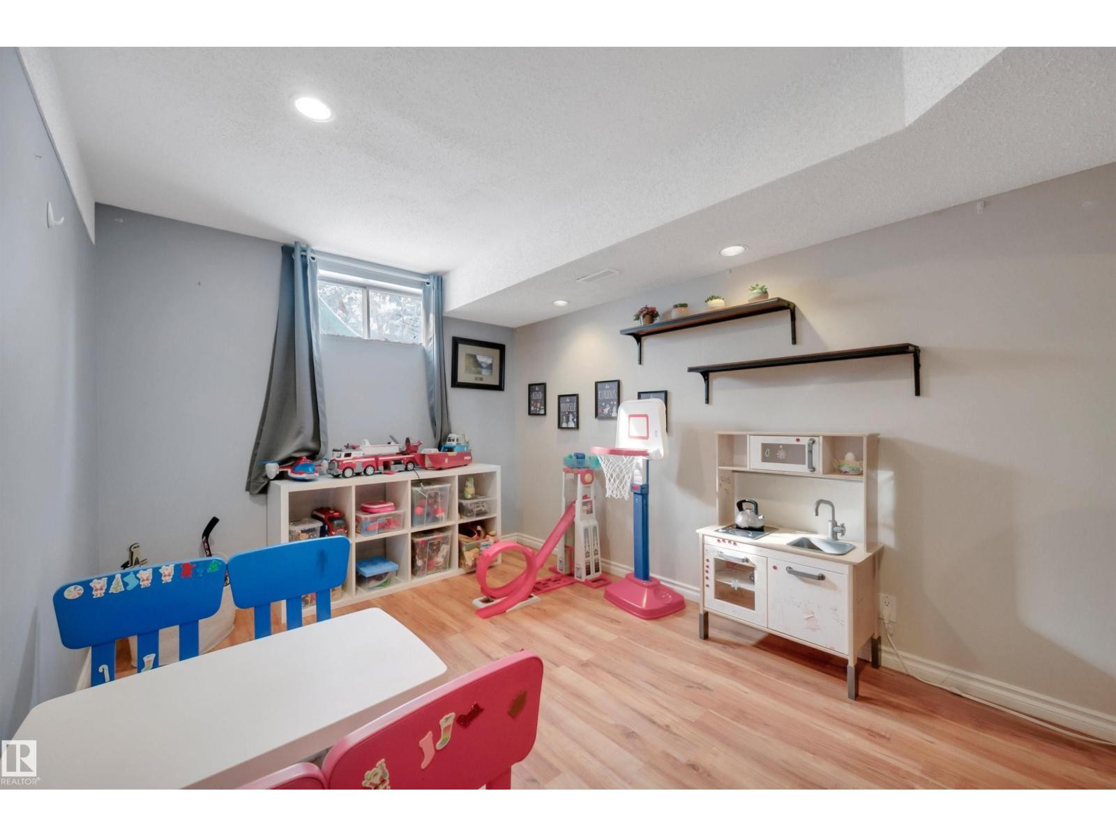 












34 WALDEN CR

,
St. Albert,




Alberta
T8N3V2

