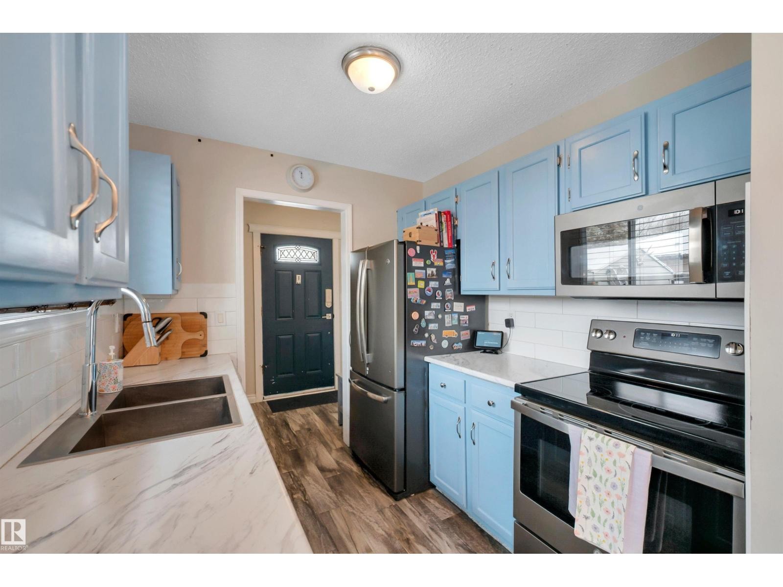 












34 WALDEN CR

,
St. Albert,




Alberta
T8N3V2

