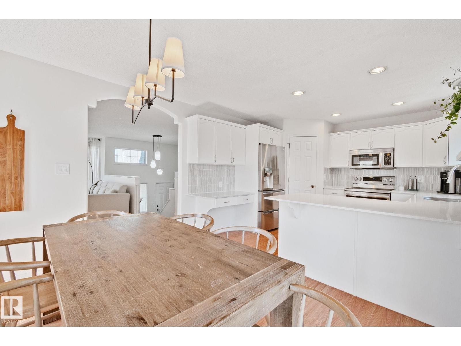












8 OAKRIDGE DR S

,
St. Albert,




Alberta
T8N6E4


