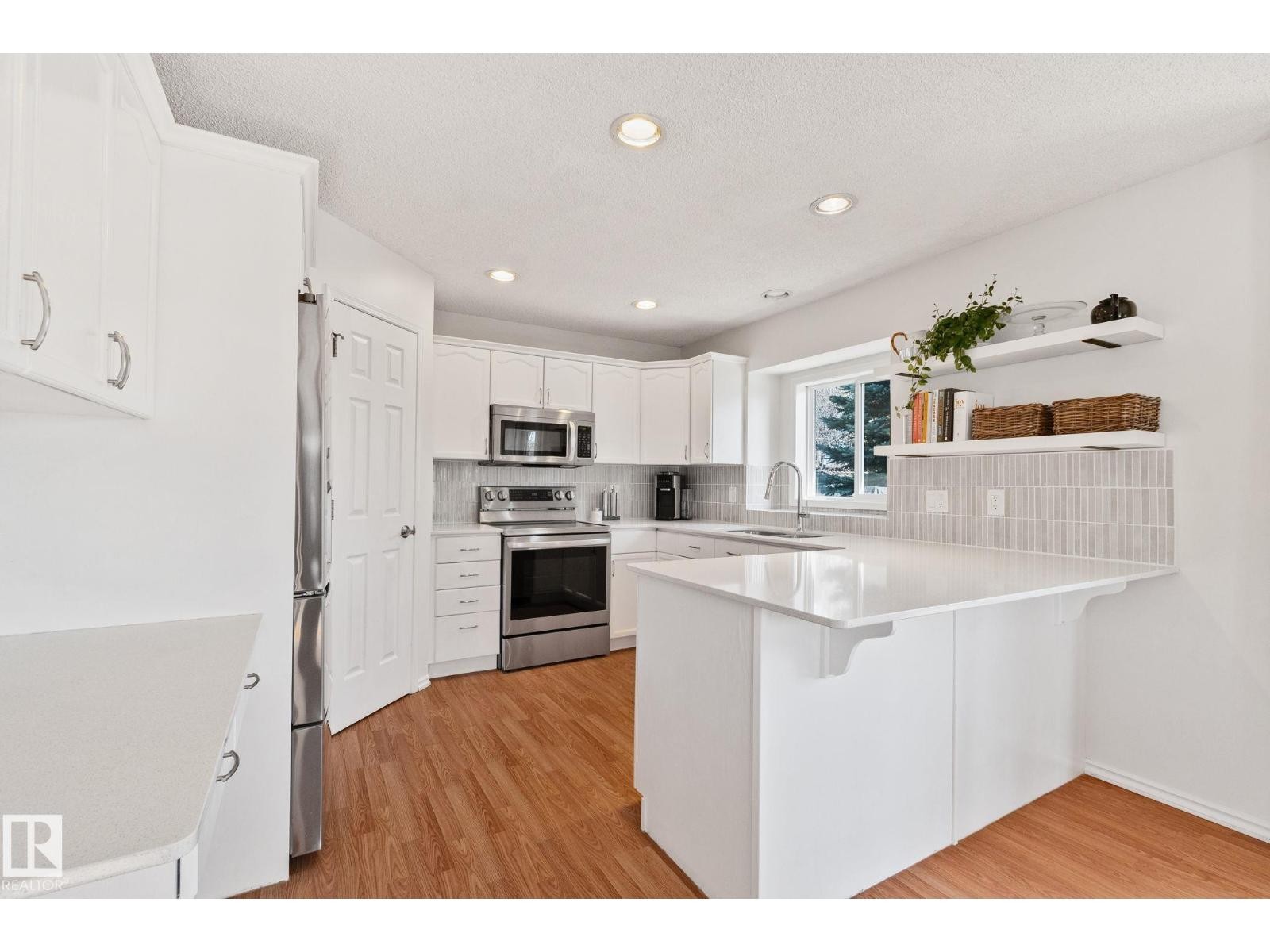












8 OAKRIDGE DR S

,
St. Albert,




Alberta
T8N6E4

