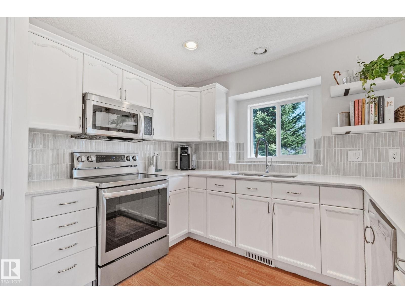 












8 OAKRIDGE DR S

,
St. Albert,




Alberta
T8N6E4

