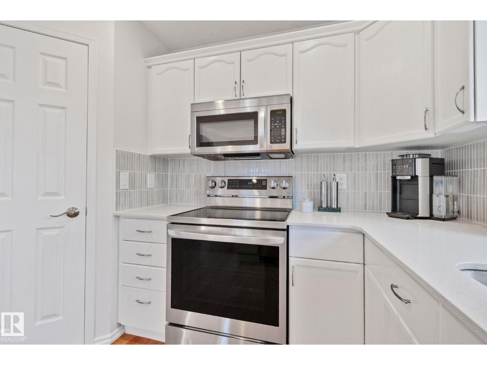 












8 OAKRIDGE DR S

,
St. Albert,




Alberta
T8N6E4

