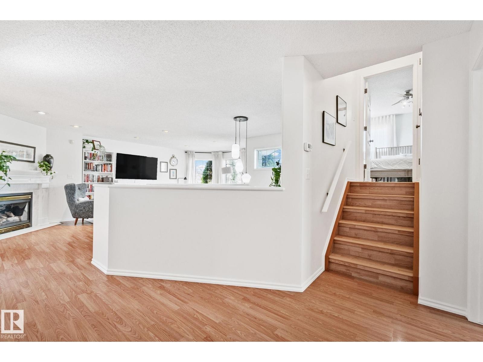 












8 OAKRIDGE DR S

,
St. Albert,




Alberta
T8N6E4

