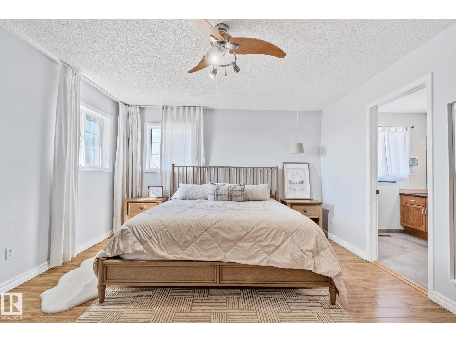 












8 OAKRIDGE DR S

,
St. Albert,




Alberta
T8N6E4

