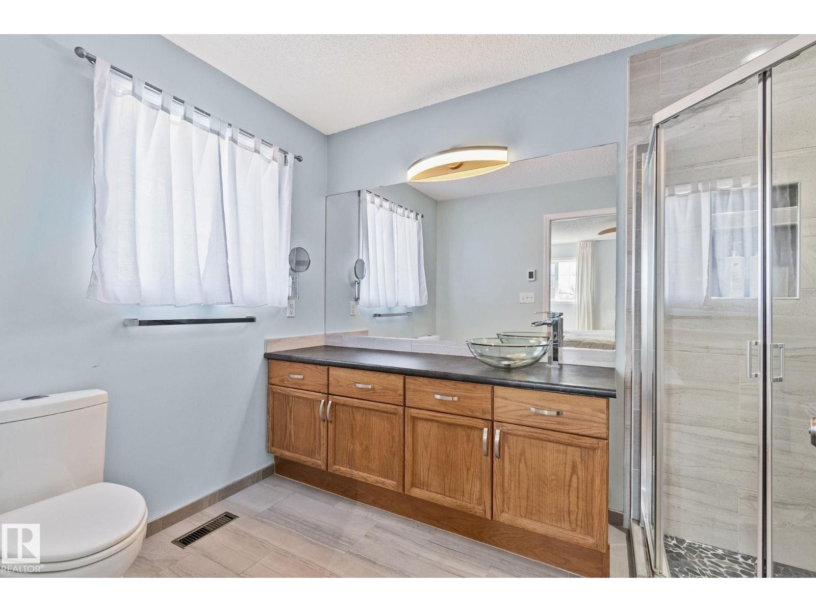 












8 OAKRIDGE DR S

,
St. Albert,




Alberta
T8N6E4

