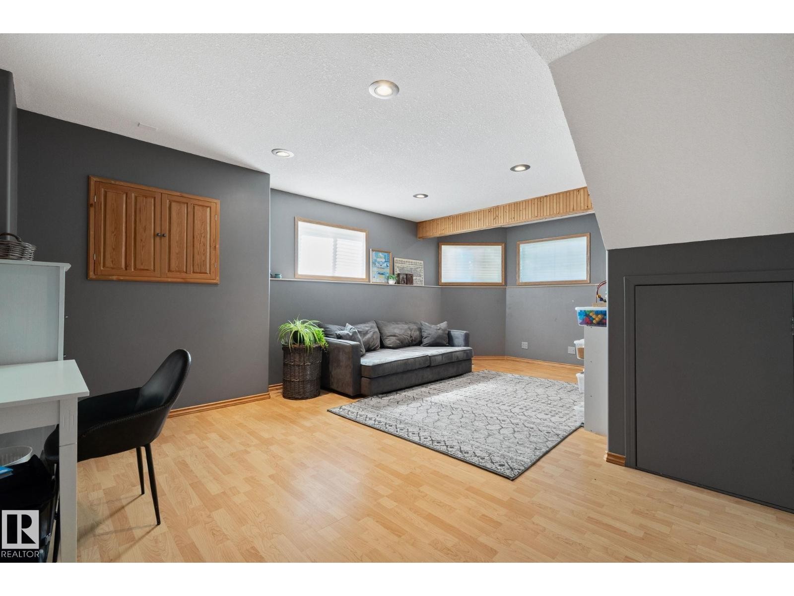 












8 OAKRIDGE DR S

,
St. Albert,




Alberta
T8N6E4

