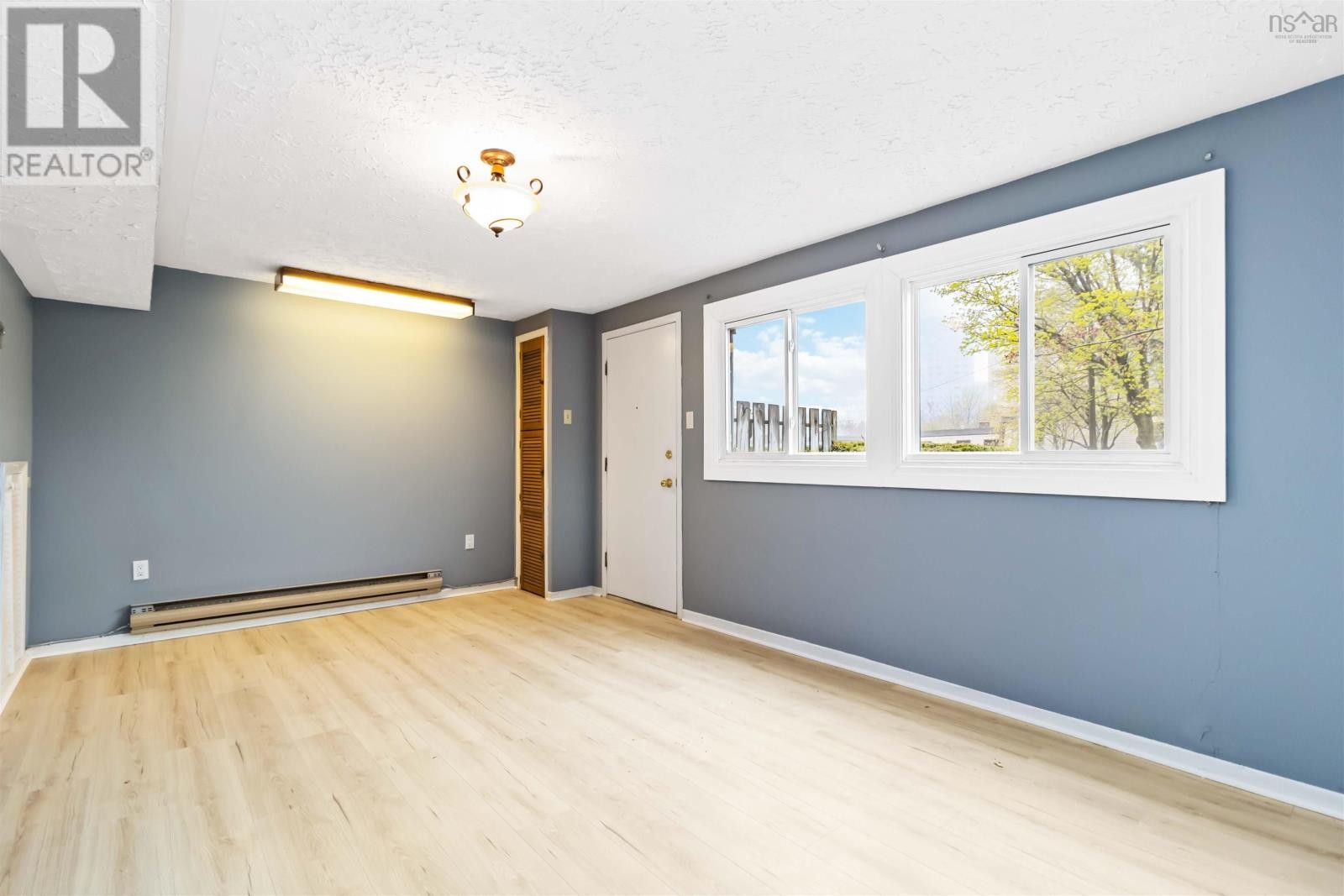












4 Forestside Crescent

,
Halifax,




Nova Scotia
B3M1M4

