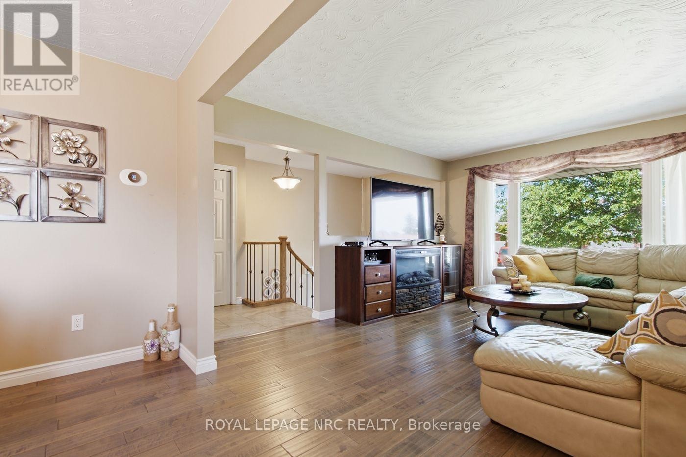












28 ROLLINS DRIVE

,
Welland (N. Welland),




Ontario
L3C6Z8

