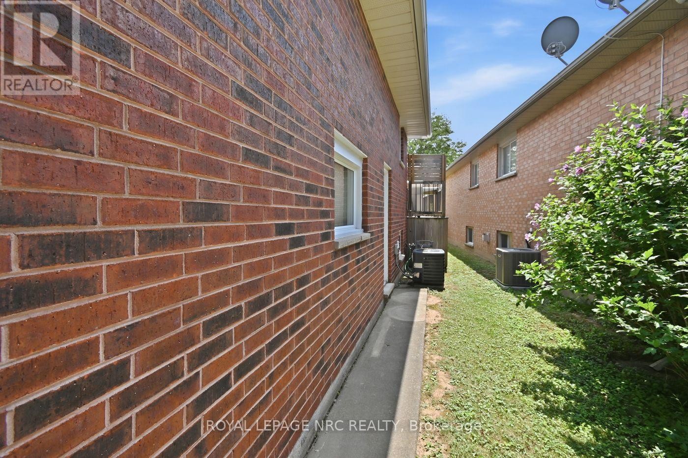 












28 ROLLINS DRIVE

,
Welland (N. Welland),




Ontario
L3C6Z8

