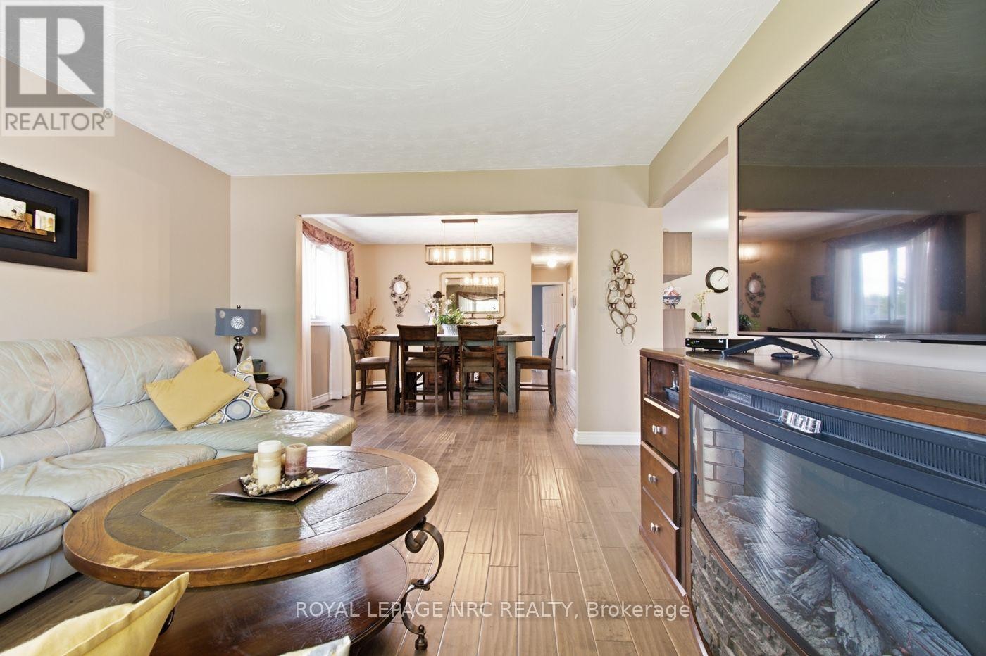 












28 ROLLINS DRIVE

,
Welland (N. Welland),




Ontario
L3C6Z8

