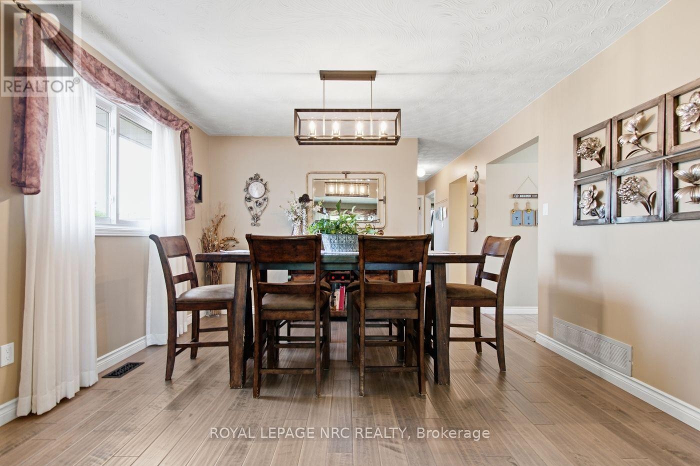 












28 ROLLINS DRIVE

,
Welland (N. Welland),




Ontario
L3C6Z8

