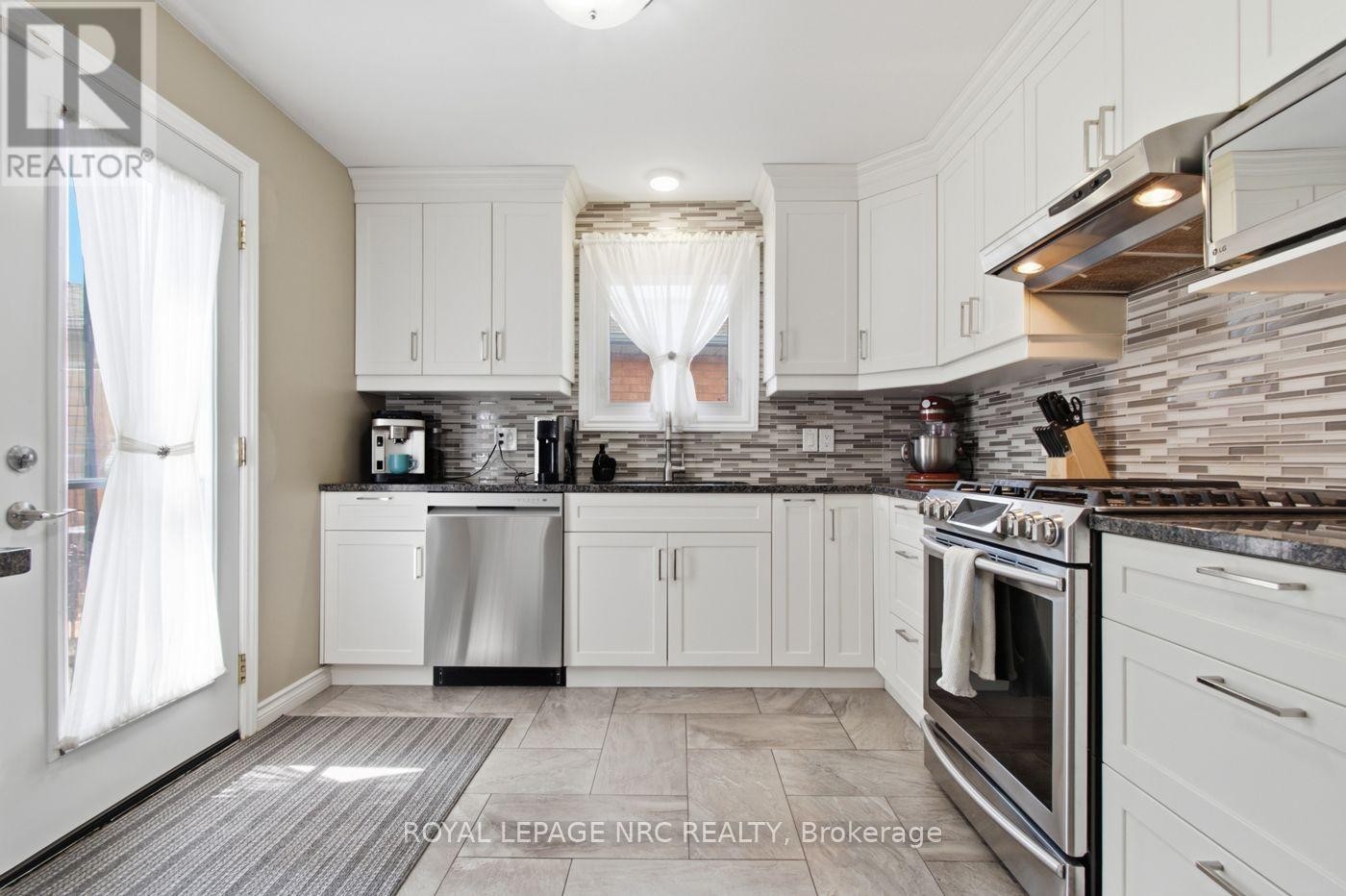 












28 ROLLINS DRIVE

,
Welland (N. Welland),




Ontario
L3C6Z8

