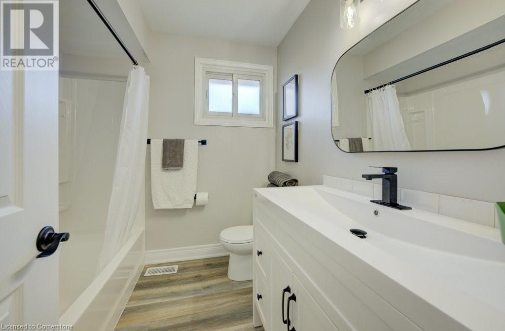 












582 CHAMBERLAIN Road

,
Burlington,




Ontario
L7L2V5

