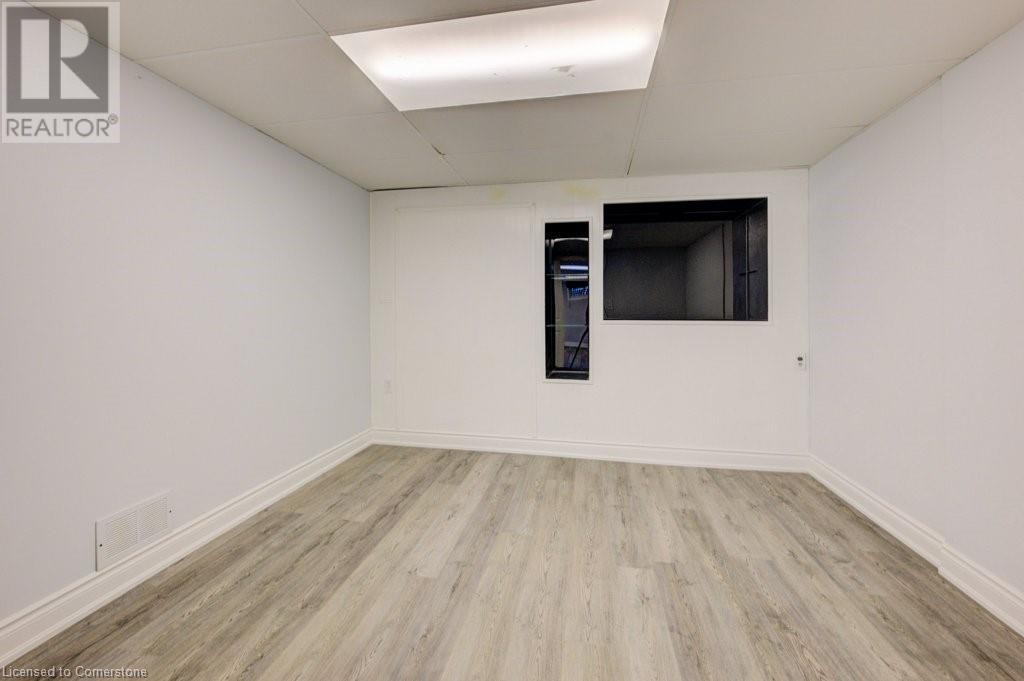 












582 CHAMBERLAIN Road

,
Burlington,




Ontario
L7L2V5

