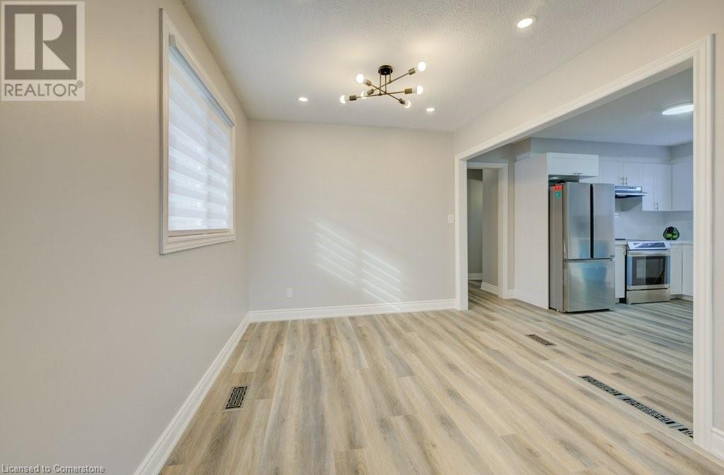 












582 CHAMBERLAIN Road

,
Burlington,




Ontario
L7L2V5

