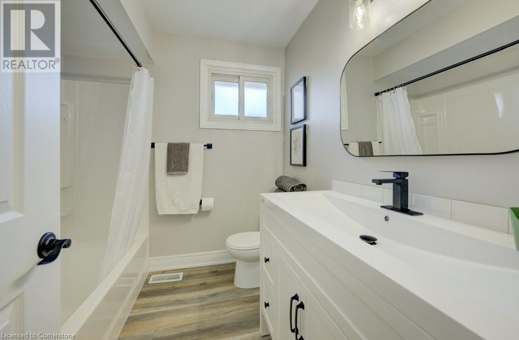












582 CHAMBERLAIN Road

,
Burlington,




Ontario
L7L2V5

