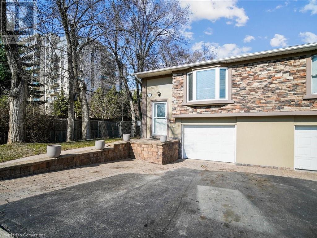 












935 DARYL Drive

,
Burlington,




Ontario
L7T4C1

