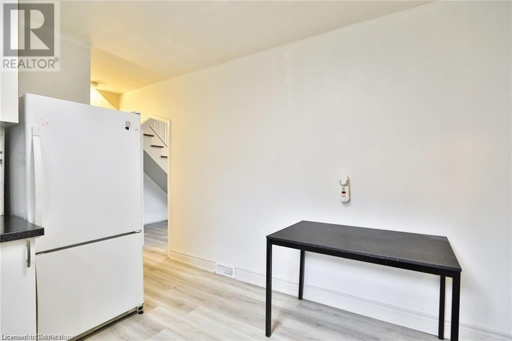 












35 WEST 3RD Street

,
Hamilton,




Ontario
L9C3J8


