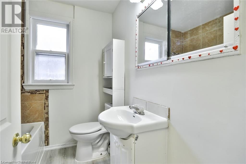 












35 WEST 3RD Street

,
Hamilton,




Ontario
L9C3J8


