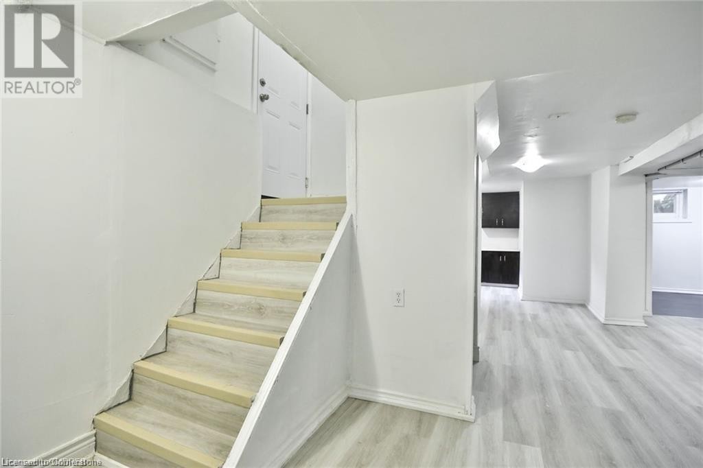 












35 WEST 3RD Street

,
Hamilton,




Ontario
L9C3J8

