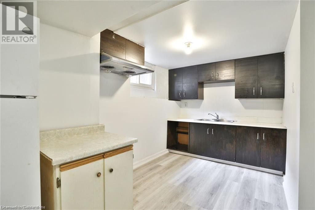 












35 WEST 3RD Street

,
Hamilton,




Ontario
L9C3J8

