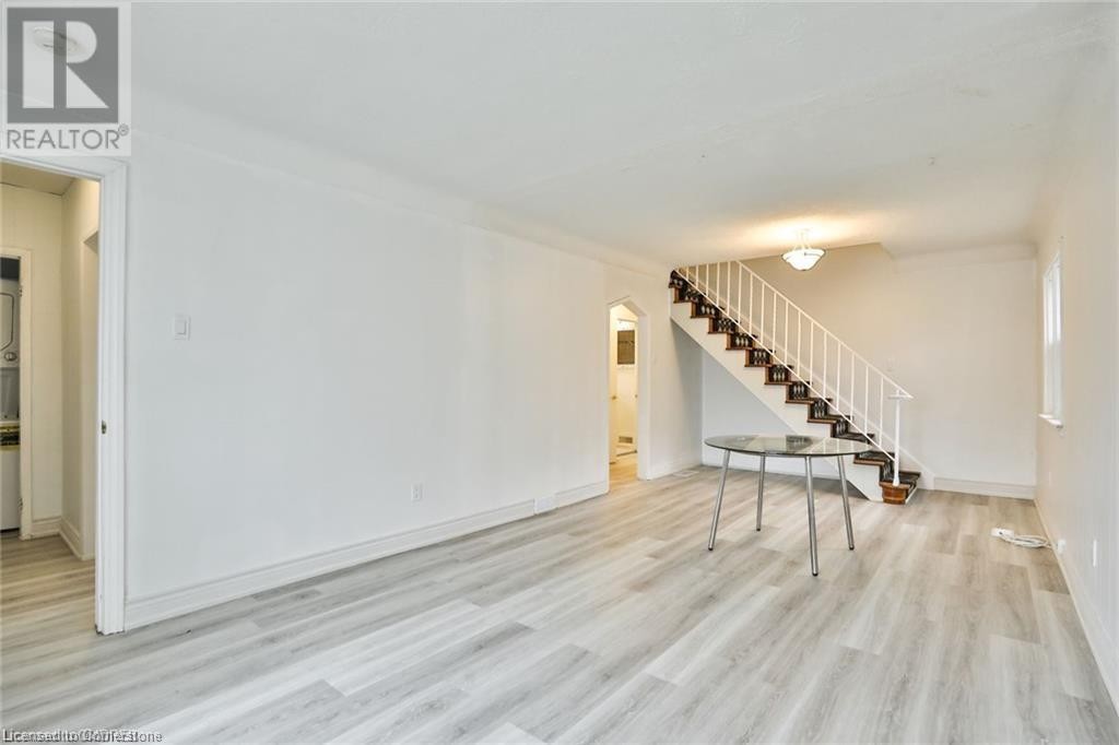 












35 WEST 3RD Street

,
Hamilton,




Ontario
L9C3J8


