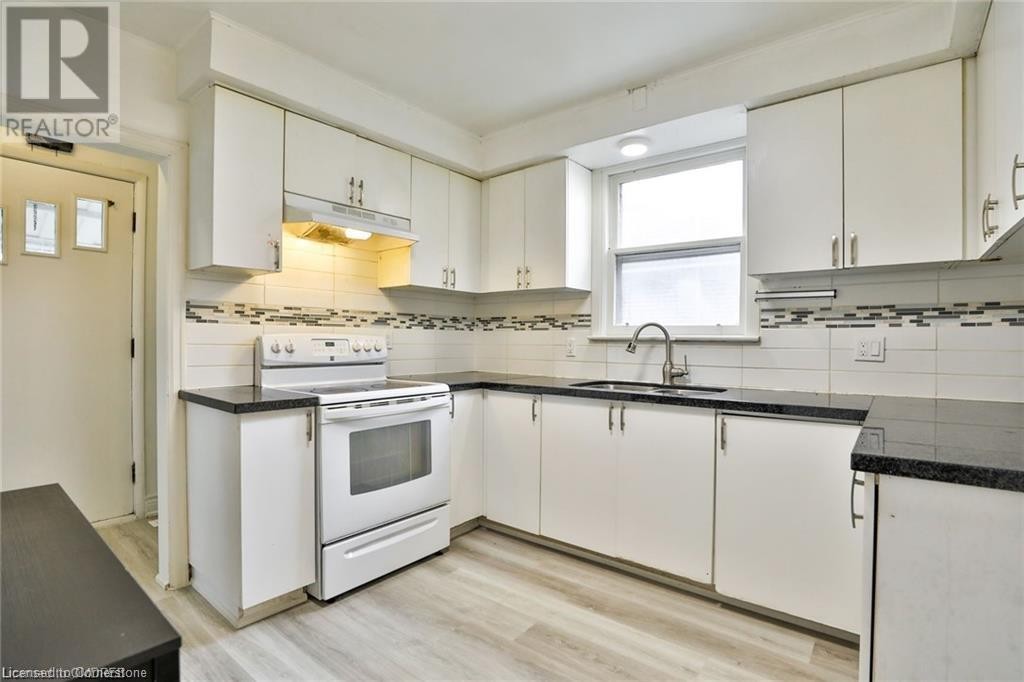 












35 WEST 3RD Street

,
Hamilton,




Ontario
L9C3J8

