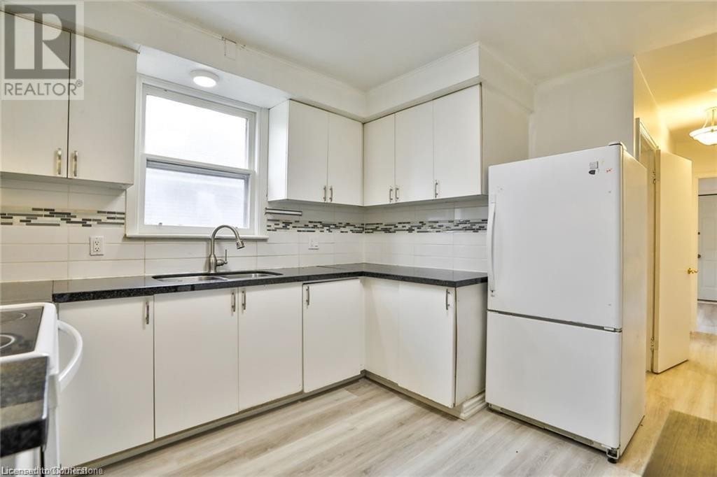 












35 WEST 3RD Street

,
Hamilton,




Ontario
L9C3J8

