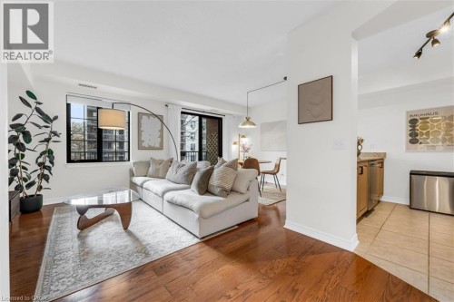 South facing open concept living / dinning area with 9' ceiling