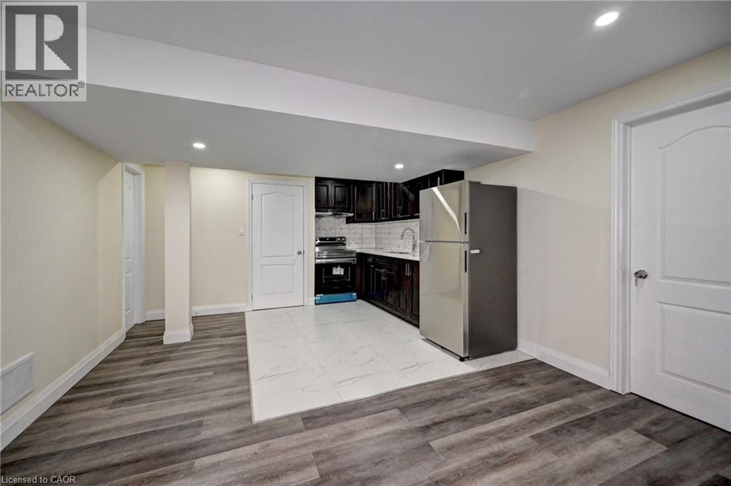 












43 APPLE Drive Unit# BASEMENT UNIT

,
Cambridge,




Ontario
N3C0E7

