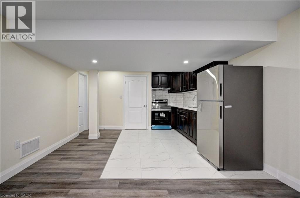 












43 APPLE Drive Unit# BASEMENT UNIT

,
Cambridge,




Ontario
N3C0E7

