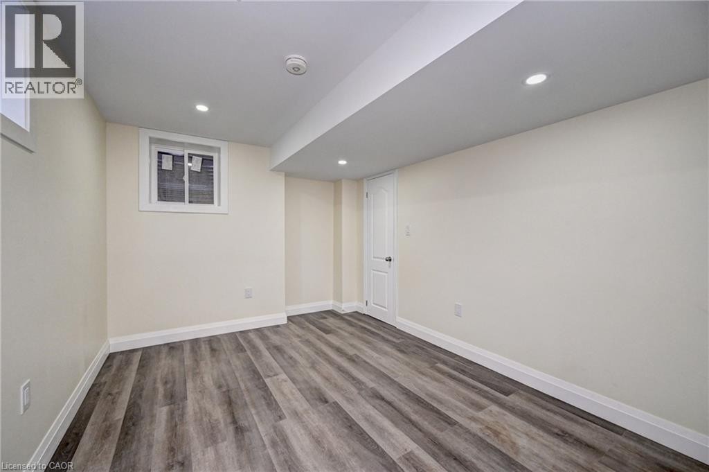 












43 APPLE Drive Unit# BASEMENT UNIT

,
Cambridge,




Ontario
N3C0E7

