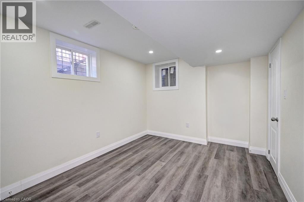 












43 APPLE Drive Unit# BASEMENT UNIT

,
Cambridge,




Ontario
N3C0E7

