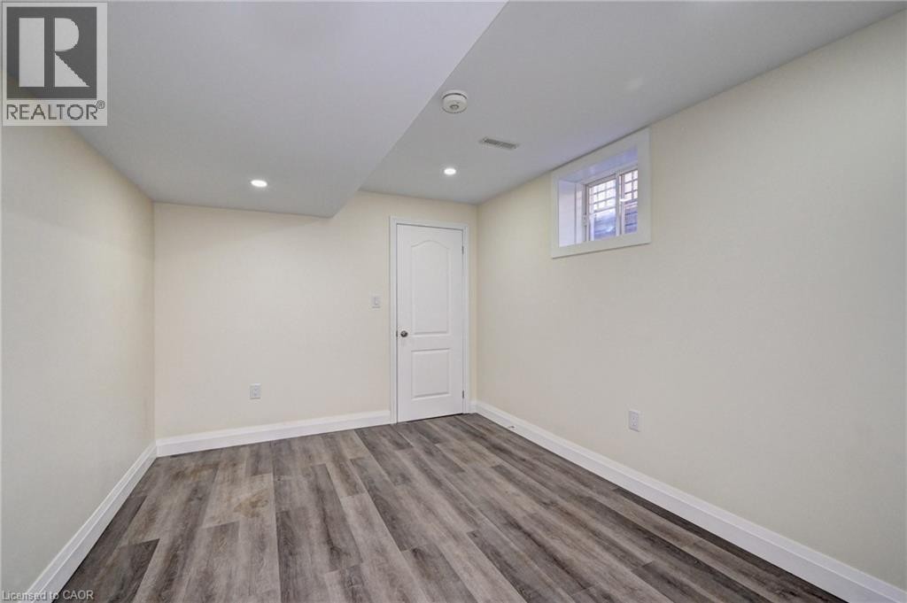 












43 APPLE Drive Unit# BASEMENT UNIT

,
Cambridge,




Ontario
N3C0E7

