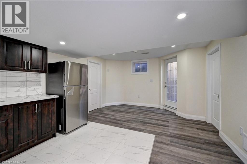 












43 APPLE Drive Unit# BASEMENT UNIT

,
Cambridge,




Ontario
N3C0E7


