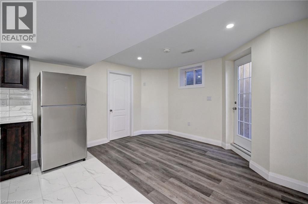 












43 APPLE Drive Unit# BASEMENT UNIT

,
Cambridge,




Ontario
N3C0E7

