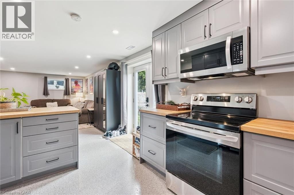 












647 BRANT-WATERLOO Road

,
Ayr,




Ontario
N0B1E0


